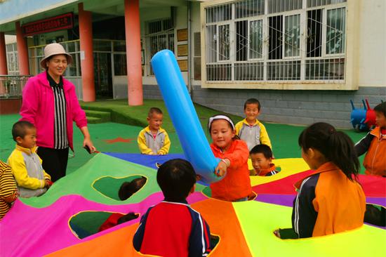 孩子们在操场上玩打地鼠游戏。(东南网记者 卢超颖 摄)