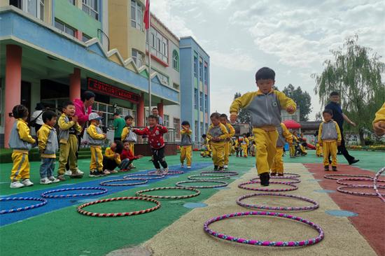 孩子们在操场中跳圈圈。(东南网记者 卢超颖 摄)