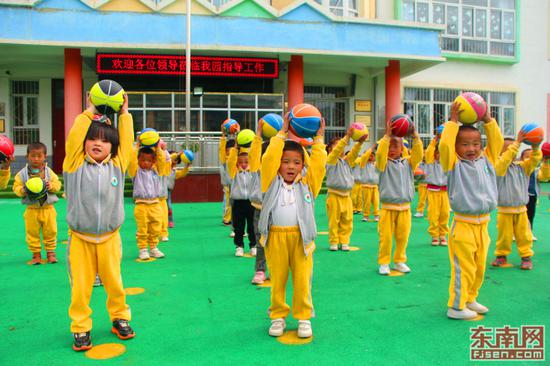 幼儿园小班的孩子们课间在操场上玩皮球。(东南网记者 刘玮 摄)