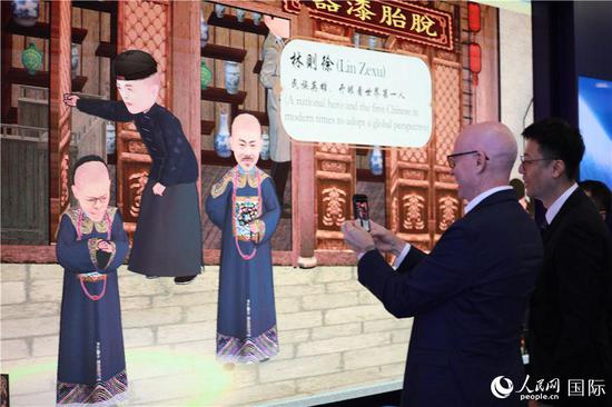 外国使节在AR屏前互动(记者贾文婷 摄)