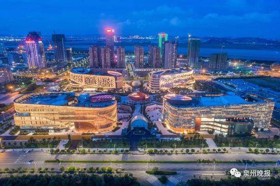 泉州市公共文化中心犹如“四个花瓣”,绽放在泉州湾畔。(陈起拓 摄)