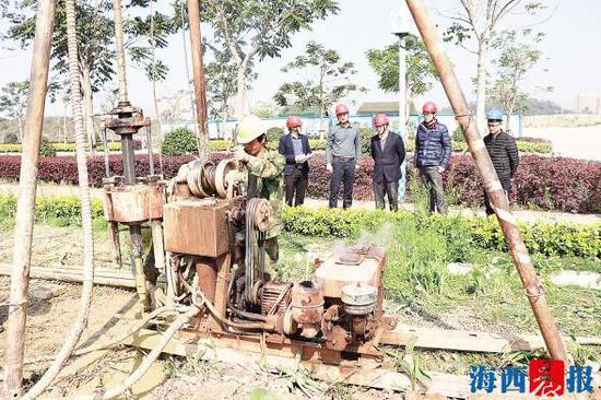 工作人员进行地铁施工勘察。