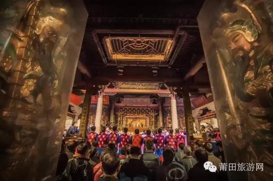 晨拜妈祖。黄建勋 摄