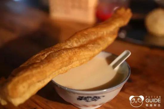 豆浆油条。晓威 摄