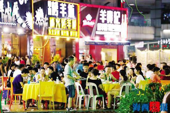 夏日夜晚的明发商业广场人头攒动,夜宵时间持续至凌晨。记者 陈理杰 摄