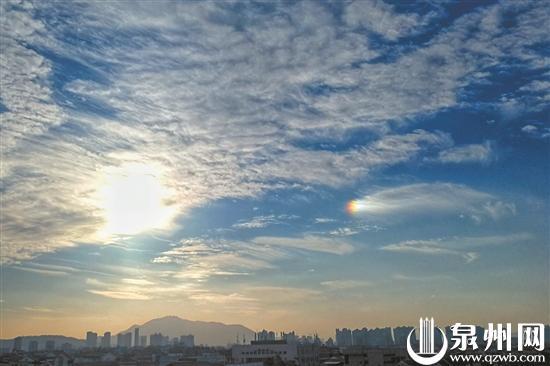 图中的“两个”太阳,左为真太阳,右为太阳虚像。(陈华彪 摄)