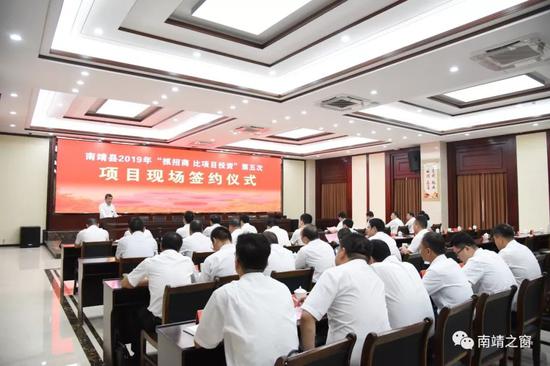 副县长杨燕明主持仪式。