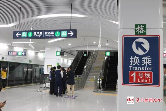南门兜站站台的换乘指引 陈智丰/摄