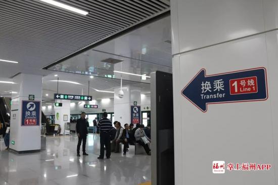 南门兜站站台的换乘指引 陈智丰/摄