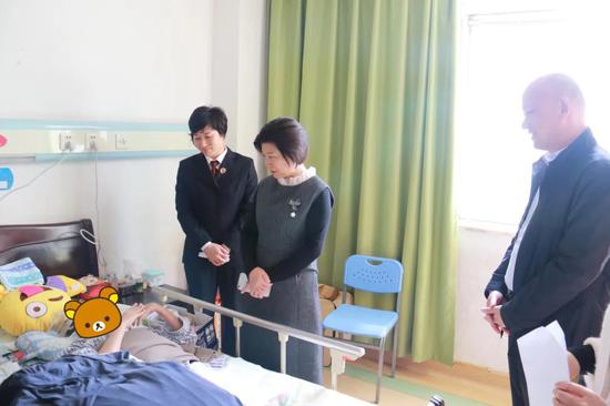 市检察院、市妇联领导探望被害人