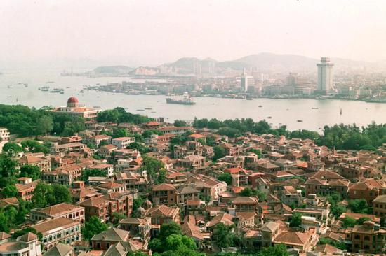鼓浪屿上的欧美式建筑保存完好,有“万国博物馆”之称(1999年摄影)。新华社记者张生贵摄