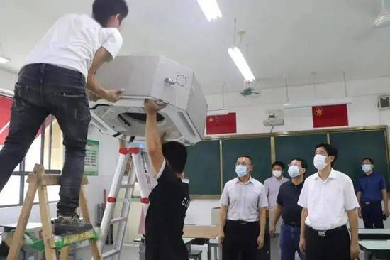 余红胜检查中高考考场空调安装工作