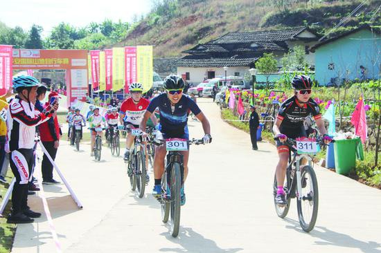 ▲2018年11月25日，2018福建华安国际山地自行车赛在华安县华丰镇高石村举行，来自世界各地的300余名专业运动员及骑行爱好者参加。
