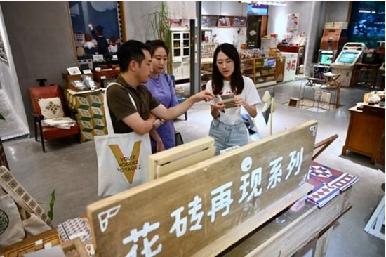 厦门市湖里区联发华美空间文创园“旧物仓”运营主管杨燕(右一)在向顾客介绍文创产品(新华社记者 姜克红 摄)