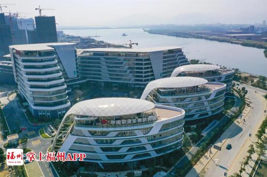 坚定不移沿着习近平总书记指引的方向前进