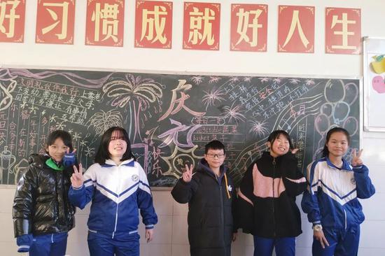协助绘制班级黑板报