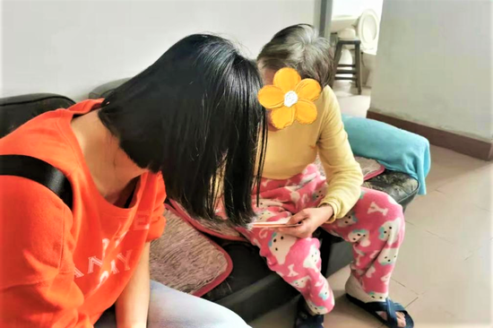 ▲社工为已深入建档的精神障碍残疾人服务