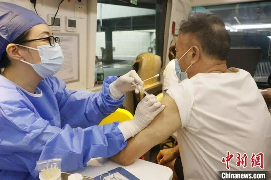 资料图：一位旅客在位于杭州东站的移动接种车上接种疫苗。　干儒森　摄