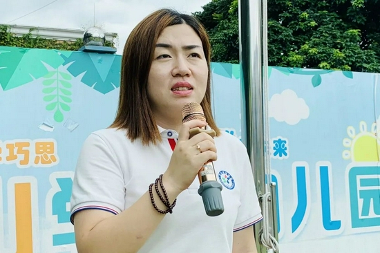 幼儿园园长袁婷克发表讲话