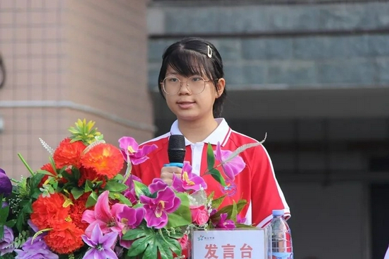 初中部黄钰同学发言