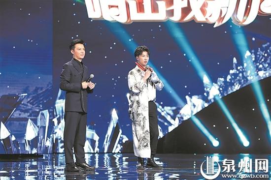主持人任鲁豫与泉州小伙吴烜晖(右)在《唱出我新声》舞台上。
