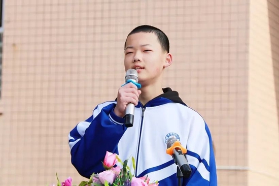 初中部范凯钧同学发言