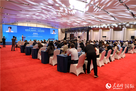 &nbsp;图为对话会现场，圭亚那驻华大使周雅欣致辞。人民网记者 赵益普摄