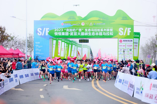 往届武宣半马精彩瞬间。广旅南国体投集团 陈恬 摄