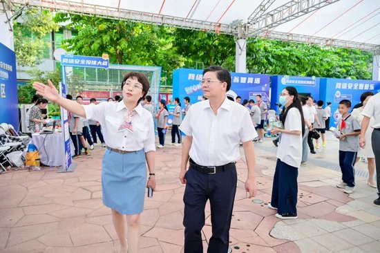 ▲与会人员参观网络安全新技术新应用成果展。