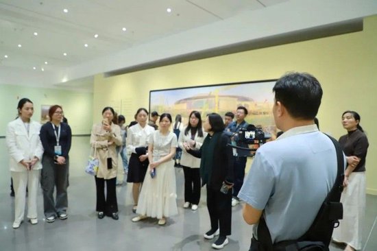 仪式结束后,中国美术馆研究部主任、“江山·人民”展览策展人裔萼为观众导览(全程直播)