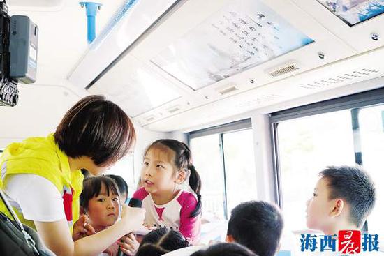 厦大幼儿园的孩?#29992;?#20307;验“诗乘公交”。(记者白斌斌摄)