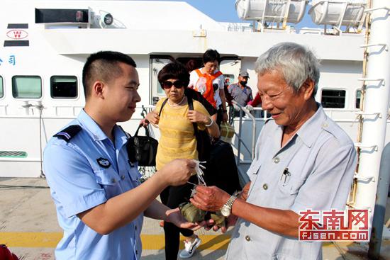检查员为台湾旅客送上粽子 丁强 摄