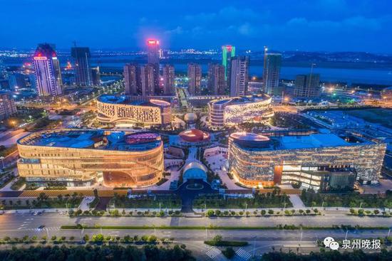 泉州市公共文化中心如“四个花瓣”绽放(陈起拓 摄)