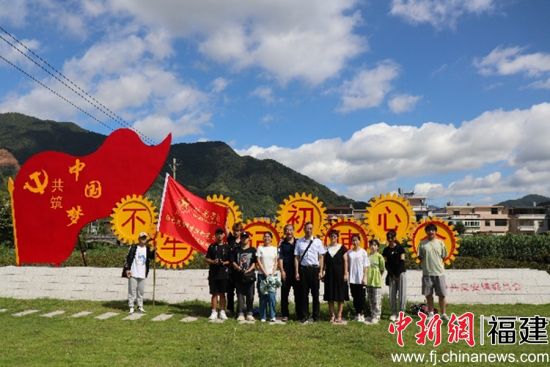 这支以现代传媒专业党团员为主体的大学生“三下乡”队伍,分成红色筑梦之旅专项行动和美丽乡村建设两个实践队