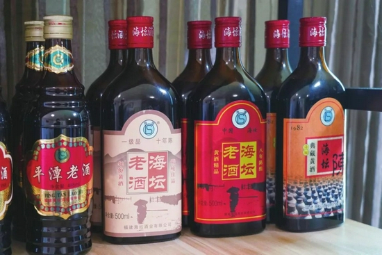 各式各样的老酒包装