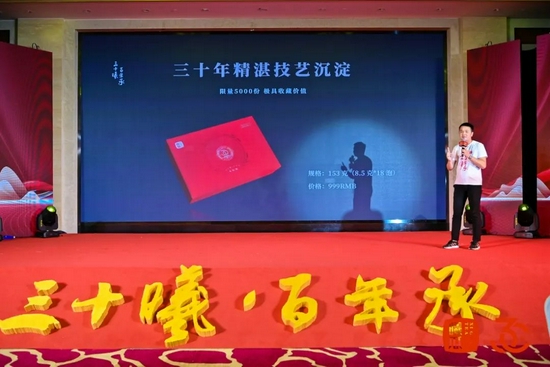销售部经理梁冬福先生进行产品宣讲