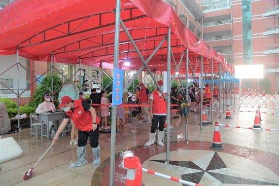 ▲湖里区组建松柏中学核酸采样点采样队伍,参与到厦门重点区域第二轮核酸检测中