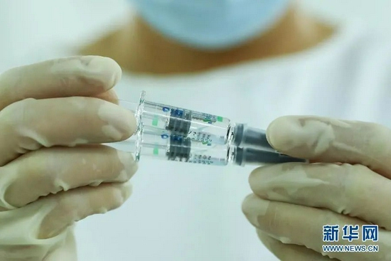 资料图：工作人员在国药集团中国生物北京生物制品研究所的新冠病毒灭活疫苗分包装车间内检查产品包装质量。新华社记者 张玉薇 摄