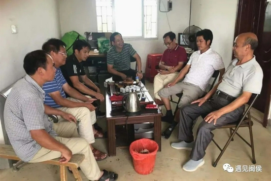 翁祚棋（左四）向村民了解航天牡丹种植相关情况。受访者供图