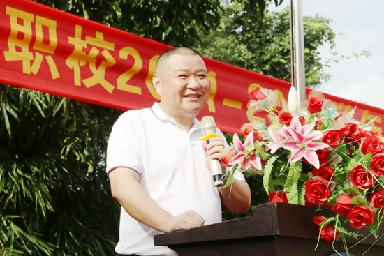 职校校长唐岩发表讲话