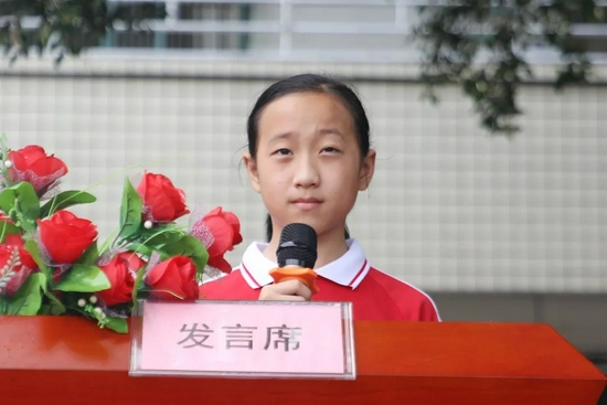 小学部邓月同学发言