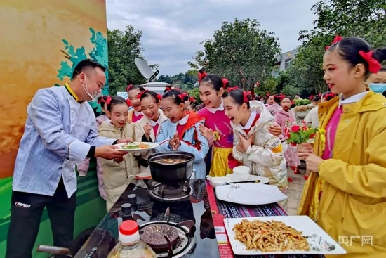 现场烹饪的秀珍菇特色菜让小朋友们开心无比。图源:洪映摄