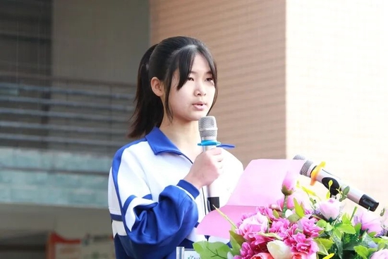 初中部郑逸琳同学发言