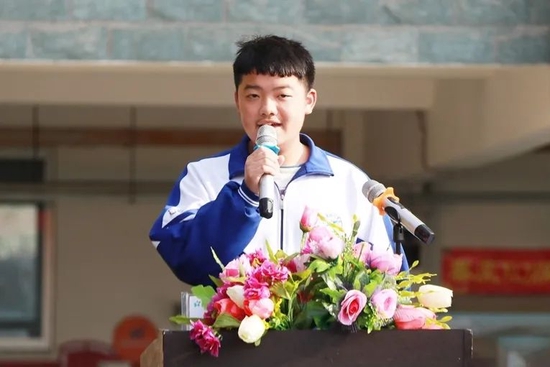 初中部王康同学发言