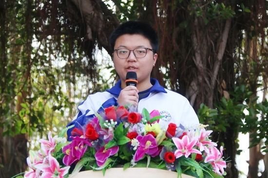 高中部徐海峰同学发言