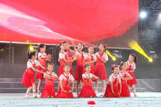 歌伴舞《红领巾相约中国梦》健美操《空中飞舞》朗诵《我的祖国"