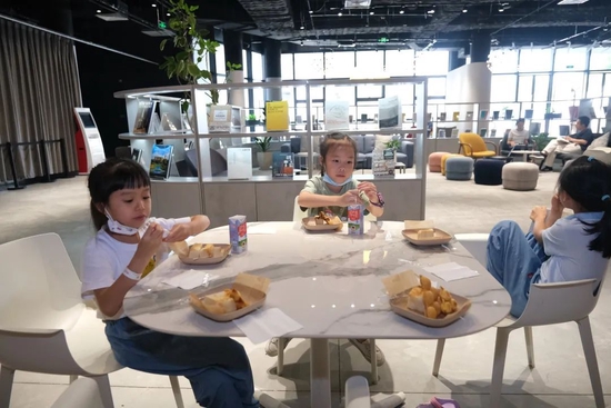 △午休时在设计影厅观看影片,甜蜜小食补充能量