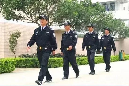 保安全天候执勤