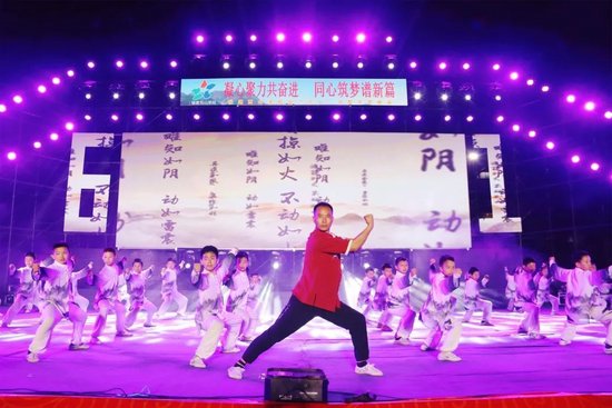 ▲巧妙地将书法和武术融为一体,一文一武、一动一静,相辅相成、气韵生动,展现出了中华文化的非凡魅力。