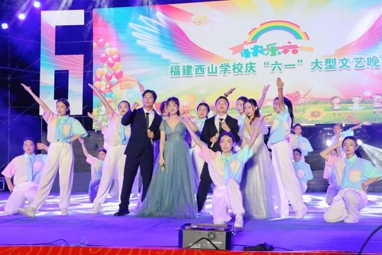 ▲“不一样的舞台也一样喝彩,逆风而行穿越星海。”充满活力的歌声唱出奔跑的肆意洒脱,唱出青春的朝气蓬勃,更唱出恰中国少年勇敢无畏,风华正茂。